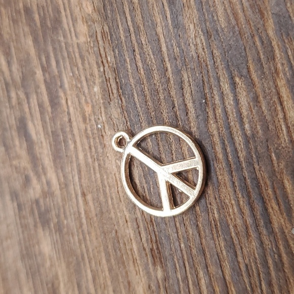 Vermiel peace charm pendant P112